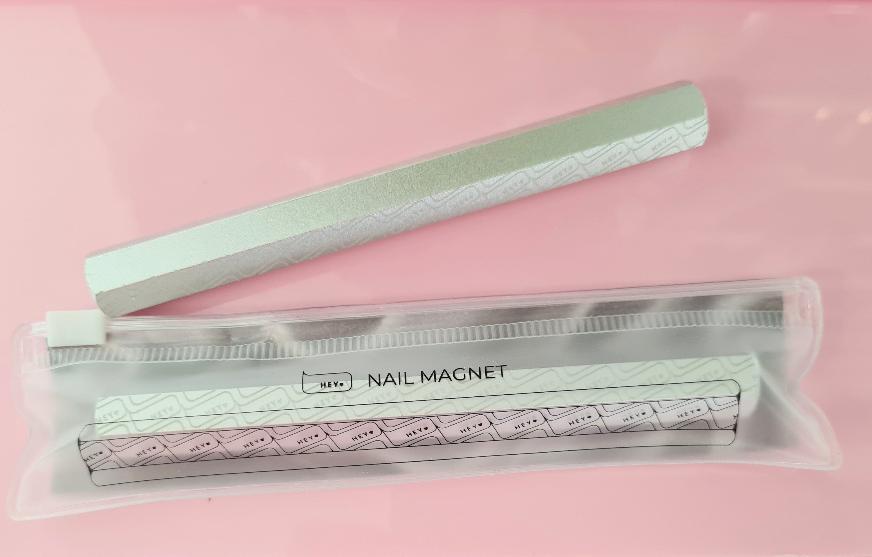 Hello Nail Magnet "Hey" image 0